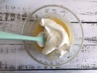 10、蔓越莓蛋糕卷,取三分之一蛋白糊倒入蛋黄糊中上下翻拌均匀