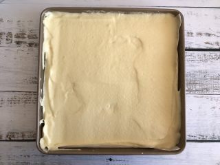 12、蔓越莓蛋糕卷,倒入模具中，用刮刀刮平