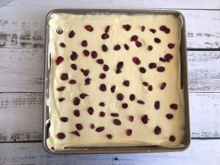 13、蔓越莓蛋糕卷,均匀的撒上蔓越莓干，放入提前预热好的烤箱上下火130度烤30分钟