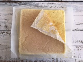 14、蔓越莓蛋糕卷,烤好后倒扣在吸油纸上晾凉，然后撕开上面的油纸