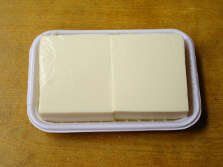 1、香辣豆腐,豆腐用清水浸泡，捞出，沥干水，待用；