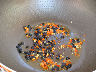 2、香辣豆腐,热锅，倒油，放蒜末、辣椒、豆豉爆香