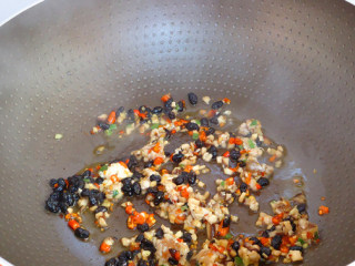 3、香辣豆腐,然后放入肉末、生姜、香菇碎末继续爆香