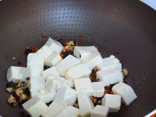 4、香辣豆腐,豆腐放在手上，切2厘米的正方块，直接切入锅中