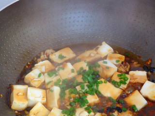 6、香辣豆腐,生粉勾芡，倒入锅中继续煮沸，收汁，晒入葱花，即可