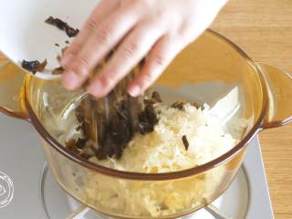 7、双耳山楂羹12m+宝宝辅食,锅里依次放入银耳碎、木耳碎、山楂丁,加清水漫过食材开始煮