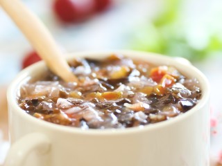 12、双耳山楂羹12m+宝宝辅食,来一碗过节吧,小点的宝宝喝的话,可以在煮软烂之后,搅打一点泥糊,可以加点温水中和一下,给宝宝喝点,可看他被酸到的样子,可以拍下来哈~