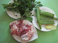 1、芦荟时蔬猪骨汤,准备好所用食材。