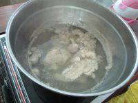 2、芦荟时蔬猪骨汤,锅中放水烧开，把猪骨下锅飞水。