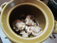 3、芦荟时蔬猪骨汤,把猪骨洗去浮沫放入砂锅。