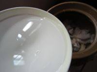 5、芦荟时蔬猪骨汤,加足水大火烧开后转小火煲1.5小时。