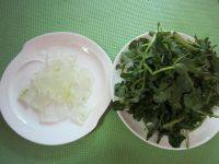 7、芦荟时蔬猪骨汤,把芦荟里面的白色果肉取出后切段，西洋菜洗净撕长段。