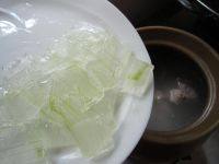8、芦荟时蔬猪骨汤,把芦荟加入锅中。