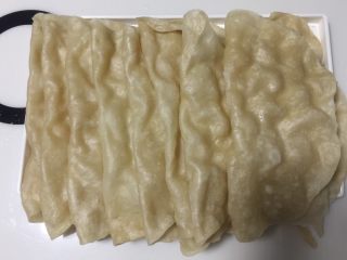 1、蒸薄饼,和面团，醒20分钟，做成小个的剂子擀成薄饼，放蒸笼蒸，边蒸边擀，擀好一个放一个，最后一个入锅后再蒸10分钟，最后将饼取出，一个个叠好。可以卷鱼香肉丝、葱花炒鸡蛋…