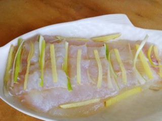 5、清蒸龙利鱼,鱼肉上再码放上姜丝。