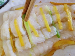 10、清蒸龙利鱼,挑去蒸软了的葱。
