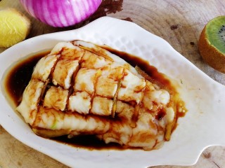 12、清蒸龙利鱼,浇在鱼肉上。