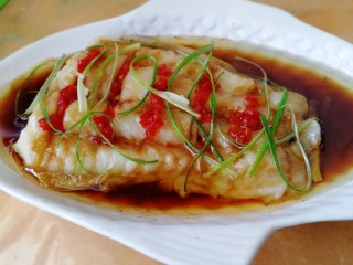 16、清蒸龙利鱼,油刚要冒烟就浇在鱼肉上，挑去八角和花椒粒。