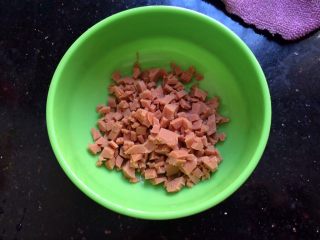 2、辅食计划+火腿葱花厚蛋烧,火腿切末，越细越好