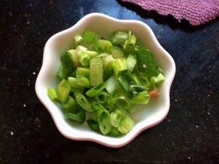 3、辅食计划+火腿葱花厚蛋烧,香葱切成葱花