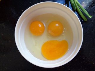 4、辅食计划+火腿葱花厚蛋烧,鸡蛋打入碗中