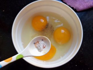 5、辅食计划+火腿葱花厚蛋烧,加少许盐，小朋友吃盐不要放太多