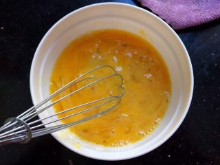 6、辅食计划+火腿葱花厚蛋烧,用手动打蛋器打散蛋液