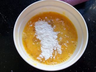 7、辅食计划+火腿葱花厚蛋烧,加入20克面粉，加少量面粉可以使蛋皮卷的时候不易破