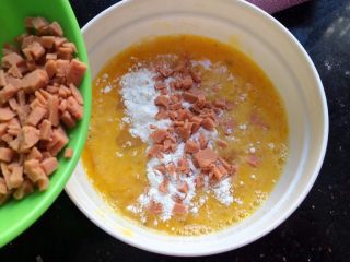 8、辅食计划+火腿葱花厚蛋烧,加入火腿末