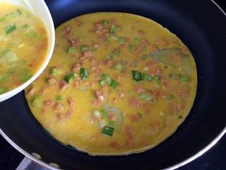 11、辅食计划+火腿葱花厚蛋烧,倒入一半的鸡蛋液