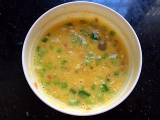 9、辅食计划+火腿葱花厚蛋烧,搅拌均匀