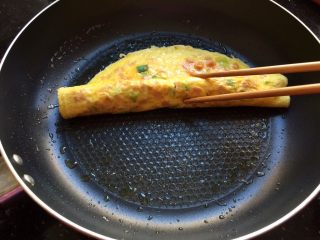 13、辅食计划+火腿葱花厚蛋烧,蛋皮九分熟的时候，轻轻从一边卷向另一边