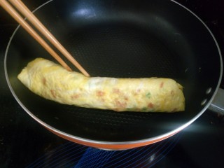 15、辅食计划+火腿葱花厚蛋烧,全部卷好后再小火煎一分钟