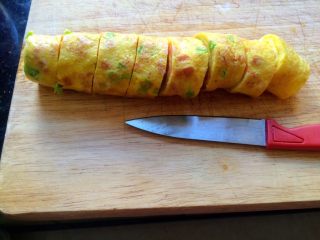 16、辅食计划+火腿葱花厚蛋烧,拿出用刀切小块