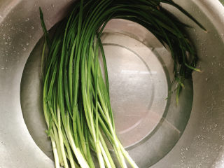 2、韭菜炒鸭血,韭菜洗净。