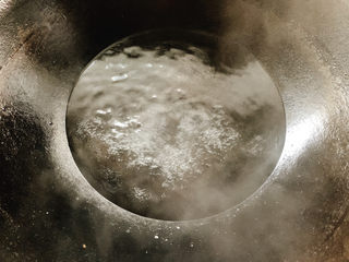 4、韭菜炒鸭血,锅中烧水,沸腾后加入少许盐。