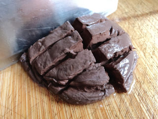 7、韭菜炒鸭血,切成块状备用。