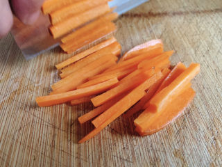 8、韭菜炒鸭血,胡萝卜切丝,当配菜点缀。