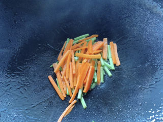 9、韭菜炒鸭血,大火入油,放入韭菜根部部分爆香,加胡萝卜翻炒。