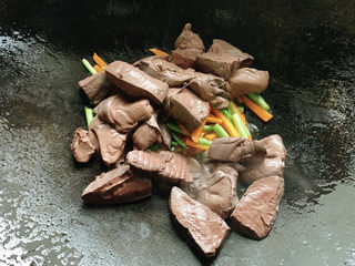 10、韭菜炒鸭血,加入鸭血翻炒。