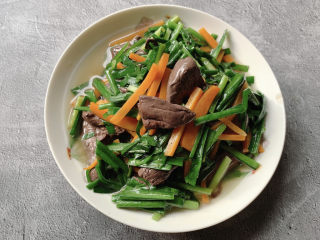 15、韭菜炒鸭血,全程大火快炒的韭菜鸭血完成了~