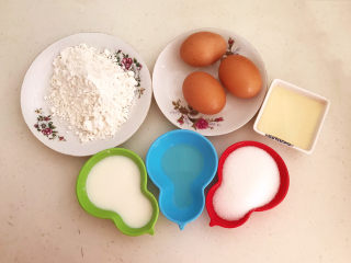 1、酸奶芝士蛋糕,准备食材:低筋面粉,土鸡蛋,玉米油,细砂糖,蜂蜜和酸奶