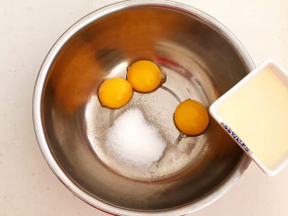 5、酸奶芝士蛋糕,加入玉米油