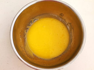 6、酸奶芝士蛋糕,充分调匀