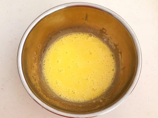 8、酸奶芝士蛋糕,充分调匀