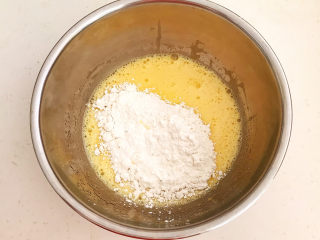 9、酸奶芝士蛋糕,筛入低筋面粉,加入芝士粉(不需要过筛)