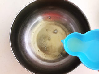 11、酸奶芝士蛋糕,蛋清里面加入柠檬汁