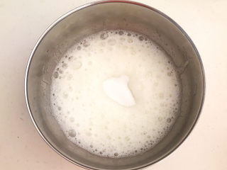 13、酸奶芝士蛋糕,继续用高速打发如图,再加入8克细砂糖