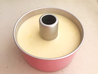 21、酸奶芝士蛋糕,把蛋糕糊倒入模具中,再把模具端起来摔几下,振出气泡