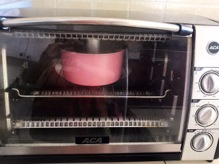 22、酸奶芝士蛋糕,烤箱上下火150W提前预热10分钟,再把蛋糕模具放入烤箱